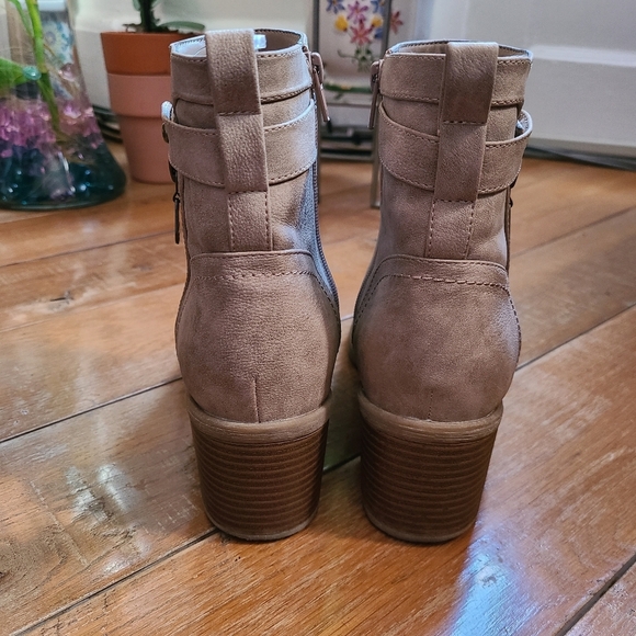 G by Guess Lezlee Zip Up Boots Tan Beige Size 9 - Picture 5 of 13